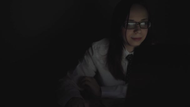 Kız Resepsiyonist Başında Office Ile Birlikte Modern Bilgisayar Monitörü Aramak — Stok video