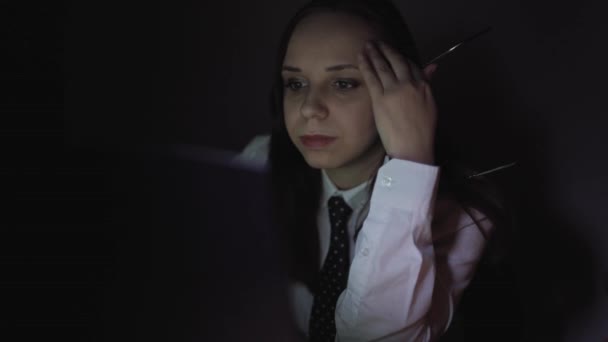 工作中的女孩接待员 有吸引力的年轻女商人在夜间通过电脑在办公室工作 特写镜头的嬉皮士学生女孩浏览互联网 看着现代电脑的显示器 — 图库视频影像