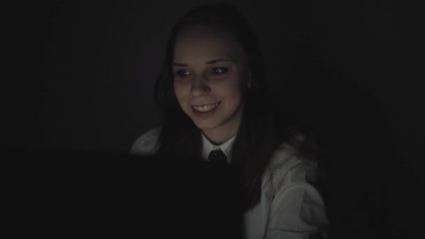 Die Empfangsdame Arbeit Attraktive Junge Geschäftsfrau Die Nachts Über Den — Stockvideo