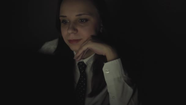 Recepcjonistka Dziewczyna Pracy Kobieta Interesu Młody Atrakcyjny Pracuje Nocy Pośrednictwem — Wideo stockowe