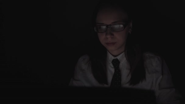 職場の女の子の受付 現代のコンピューターのモニターを見て インターネットをブラウジング内気な学生少女のクローズ アップとオフィスでコンピューター経由で夜働いている魅力的な若い実業家 — ストック動画