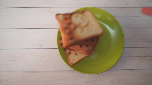 バターをトーストしたパンのスライスは 朝食のサンドイッチを作るに広がって男性手のディテール ナイフと手に選択と集中 — ストック動画