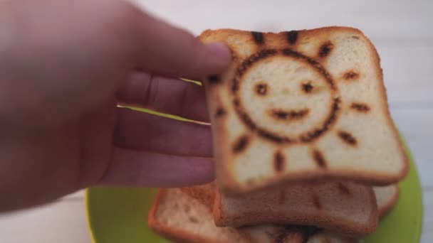 Erkek Detayını Yayilim Ezmesi Sandviç Kahvaltı Için Bir Ekmek Dilimi — Stok video