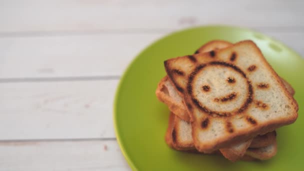 Erkek Detayını Yayilim Ezmesi Sandviç Kahvaltı Için Bir Ekmek Dilimi — Stok video