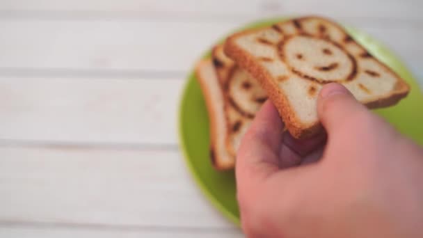 Detail mužských rukou máslo rozptýlení kousek topinky, děláš sendvič k snídani. Selektivní fokus na nůž a rukou