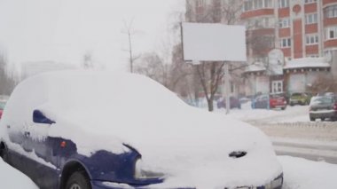 bir kar fırtınası sonra karda gömülü bir otomobilin ön kısım. Sonra büyük kar fırtınası karla kaplı araba.