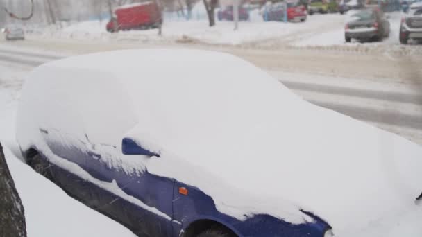 Egy Autó Elülső Része Eltemetve Hóban Után Egy Hóvihar Autó — Stock videók