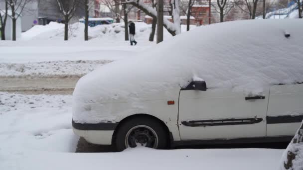 Parte Frente Carro Enterrada Neve Depois Uma Nevasca Carro Coberto — Vídeo de Stock