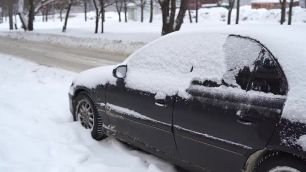 Pochowany Śniegu Zamieci Przedniej Części Samochodu Samochód Pokryte Śniegiem Duży — Wideo stockowe