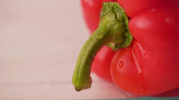 新鲜的有机红辣椒上的白色木制背景 浅深的景深 保加利亚胡椒粉新鲜美味的沙拉食材 健康饮食的概念 — 图库视频影像
