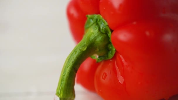 Pimienta Roja Orgánica Fresca Sobre Fondo Madera Blanca Primer Plano — Vídeos de Stock