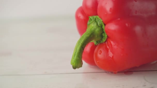 Frischer Roter Bio Paprika Auf Weißem Holzgrund Nahaufnahme Geringe Schärfentiefe — Stockvideo