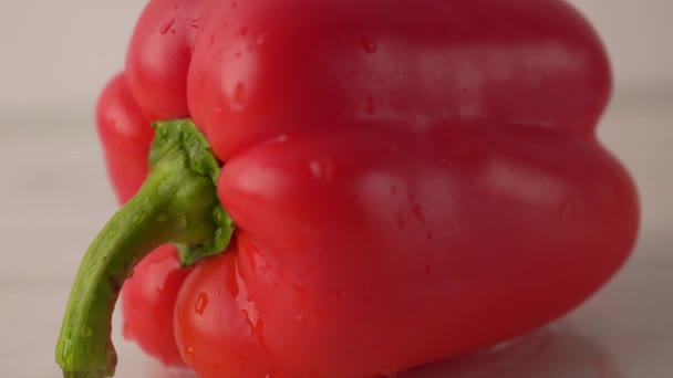 Pimienta Roja Orgánica Fresca Sobre Fondo Madera Blanca Primer Plano — Vídeos de Stock