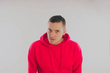 Çılgın ve karizmatik adam kılığında. Bir erkekte bir kırmızı eşofman. Adam beyaz arka plan, metin için yer üzerinde izole