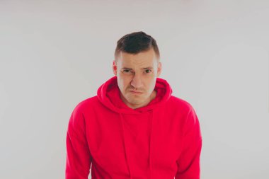 Çılgın ve karizmatik adam kılığında. Bir erkekte bir kırmızı eşofman. Adam beyaz arka plan, metin için yer üzerinde izole