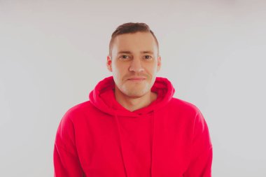 Çılgın ve karizmatik adam kılığında. Bir erkekte bir kırmızı eşofman. Adam beyaz arka plan, metin için yer üzerinde izole