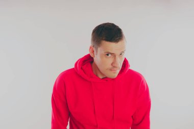 Çılgın ve karizmatik adam kılığında. Bir erkekte bir kırmızı eşofman. Adam beyaz arka plan, metin için yer üzerinde izole