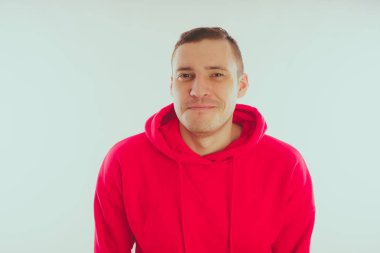 Çılgın ve karizmatik adam kılığında. Bir erkekte bir kırmızı eşofman. Adam beyaz arka plan, metin için yer üzerinde izole