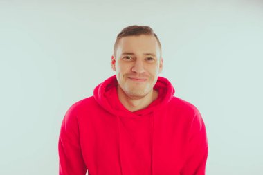 Çılgın ve karizmatik adam kılığında. Bir erkekte bir kırmızı eşofman. Adam beyaz arka plan, metin için yer üzerinde izole