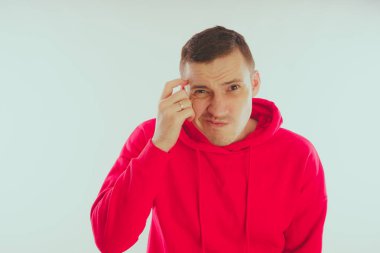 Çılgın ve karizmatik adam kılığında. Bir erkekte bir kırmızı eşofman. Adam beyaz arka plan, metin için yer üzerinde izole