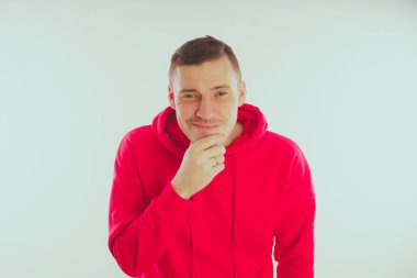 Çılgın ve karizmatik adam kılığında. Bir erkekte bir kırmızı eşofman. Adam beyaz arka plan, metin için yer üzerinde izole