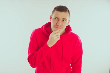 Çılgın ve karizmatik adam kılığında. Bir erkekte bir kırmızı eşofman. Adam beyaz arka plan, metin için yer üzerinde izole