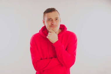 Çılgın ve karizmatik adam kılığında. Bir erkekte bir kırmızı eşofman. Adam beyaz arka plan, metin için yer üzerinde izole