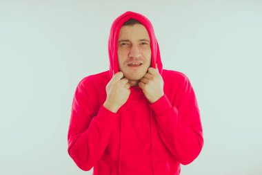 Çılgın ve karizmatik adam kılığında. Bir erkekte bir kırmızı eşofman. Adam beyaz arka plan, metin için yer üzerinde izole