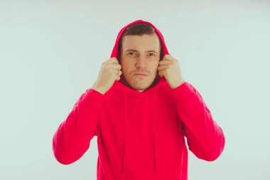 Çılgın ve karizmatik adam kılığında. Bir erkekte bir kırmızı eşofman. Adam beyaz arka plan, metin için yer üzerinde izole