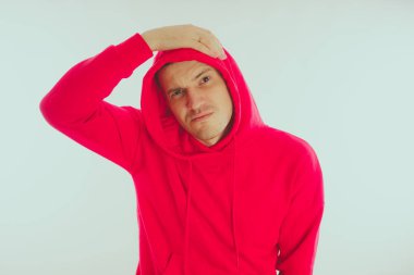 Çılgın ve karizmatik adam kılığında. Bir erkekte bir kırmızı eşofman. Adam beyaz arka plan, metin için yer üzerinde izole