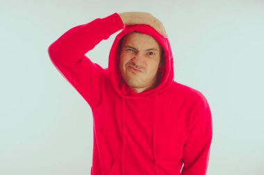 Çılgın ve karizmatik adam kılığında. Bir erkekte bir kırmızı eşofman. Adam beyaz arka plan, metin için yer üzerinde izole