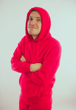 Çılgın ve karizmatik adam kılığında. Bir erkekte bir kırmızı eşofman. Adam beyaz arka plan, metin için yer üzerinde izole