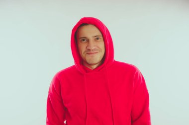 Çılgın ve karizmatik adam kılığında. Bir erkekte bir kırmızı eşofman. Adam beyaz arka plan, metin için yer üzerinde izole