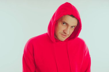 Çılgın ve karizmatik adam kılığında. Bir erkekte bir kırmızı eşofman. Adam beyaz arka plan, metin için yer üzerinde izole