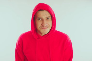 Çılgın ve karizmatik adam kılığında. Bir erkekte bir kırmızı eşofman. Adam beyaz arka plan, metin için yer üzerinde izole