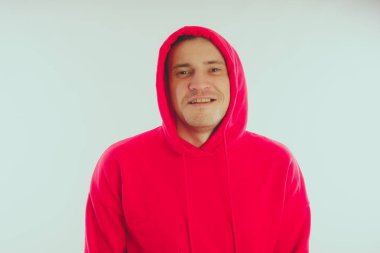 Çılgın ve karizmatik adam kılığında. Bir erkekte bir kırmızı eşofman. Adam beyaz arka plan, metin için yer üzerinde izole