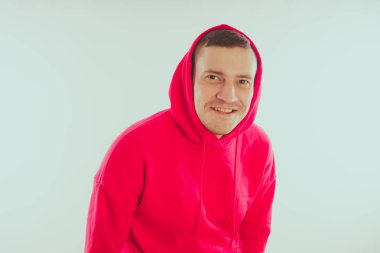 Çılgın ve karizmatik adam kılığında. Bir erkekte bir kırmızı eşofman. Adam beyaz arka plan, metin için yer üzerinde izole