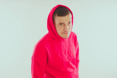 Çılgın ve karizmatik adam kılığında. Bir erkekte bir kırmızı eşofman. Adam beyaz arka plan, metin için yer üzerinde izole