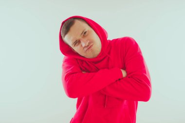 Çılgın ve karizmatik adam kılığında. Bir erkekte bir kırmızı eşofman. Adam beyaz arka plan, metin için yer üzerinde izole