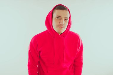 Çılgın ve karizmatik adam kılığında. Bir erkekte bir kırmızı eşofman. Adam beyaz arka plan, metin için yer üzerinde izole