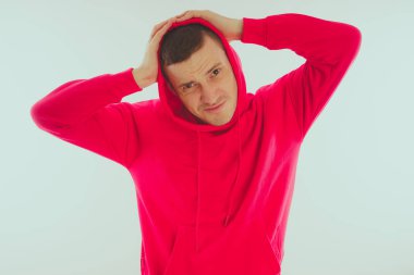 Çılgın ve karizmatik adam kılığında. Bir erkekte bir kırmızı eşofman. Adam beyaz arka plan, metin için yer üzerinde izole