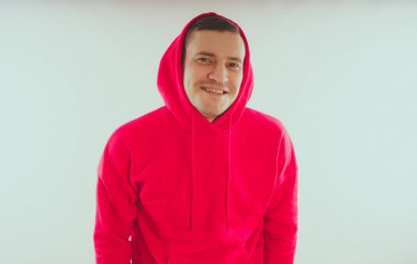 Çılgın ve karizmatik adam kılığında. Bir erkekte bir kırmızı eşofman. Adam beyaz arka plan, metin için yer üzerinde izole