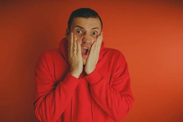 Őrült Karizmatikus Srác Pózol Narancssárga Háttérrel Férfi Egy Piros Melegítőben — Stock Fotó