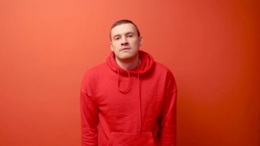 Adam sabah egzersizleri yapıyor. Bir adam bir egzersiz yapar