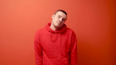 Adam sabah egzersizleri yapıyor. Bir adam bir egzersiz yapar