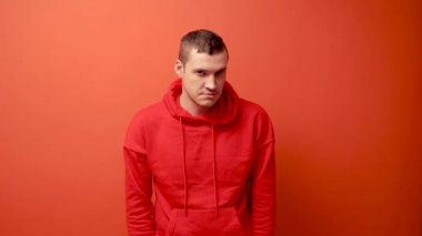 Kırmızı eşofman giyen winks, o zaman gülümsüyor ve kameraya benziyor