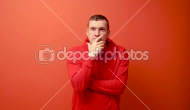 adam çenesini çizikler ve düşünceli, bir şey hakkında düşünüyor geçmesi için bir fikir geliyor.