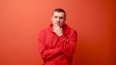 adam çenesini çizikler ve düşünceli, bir şey hakkında düşünüyor geçmesi için bir fikir geliyor.