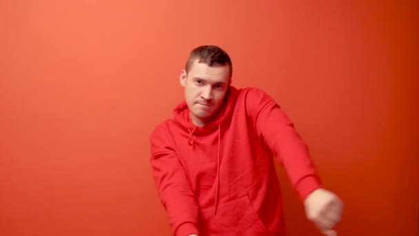 Hermoso Joven Divertido Hombre Bailando Sobre Fondo Naranja Divertirse Vacaciones — Vídeos de Stock