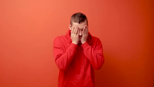 Retrato Atractivo Somnoliento Frotándose Ojo Sobre Fondo Naranja Hombre Siente — Vídeos de Stock